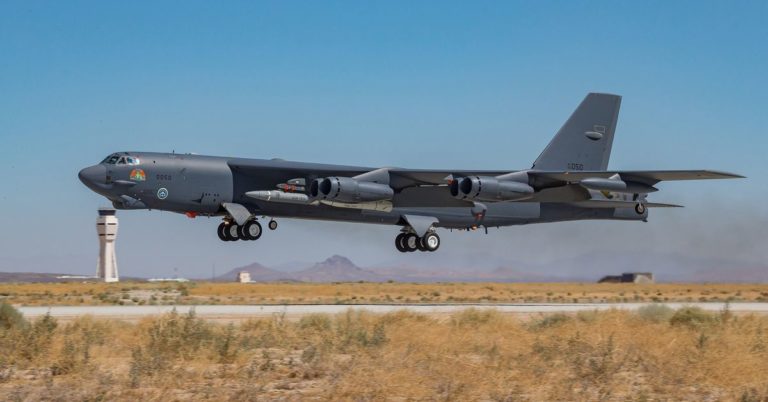 USA chcú údajne mať v Austrálii bombardéry B-52 schopné niesť jadrové zbrane. Čína to kritizuje