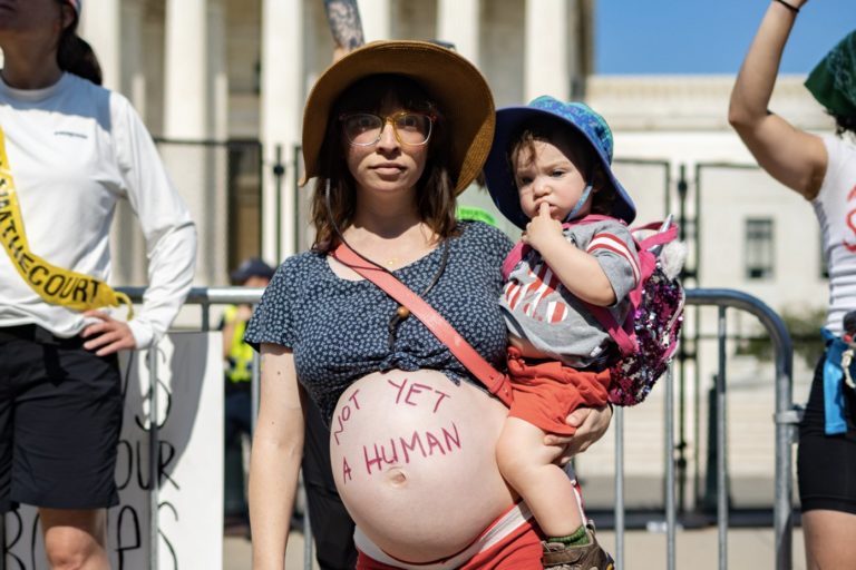 Žena vo vysokom štádia tehotenstva protestuje proti zrušeniu rozhodnutia známeho ako Roe v Wade pred Najvyšším súdom USA. Foto: Twitter.com