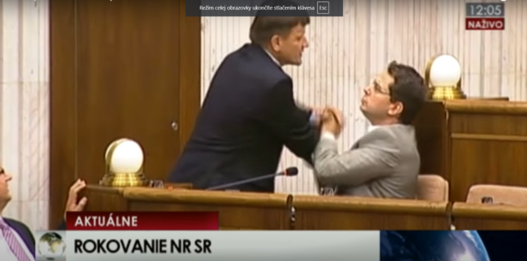 Záber z parlamentu na potýčku medzi niekdajšími poslancami Alojzom Hlinom a Antonom Martvoňom. Zdroj: Reprofoto/YouTube