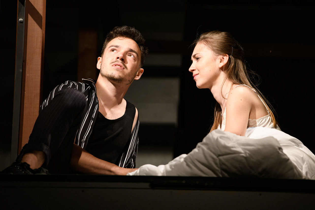 Snímka z predstavenia Romeo a Julia, ktoré bolo na Letných Shakespearovských slávnostiach v roku 2019. Foto: wshakespeare.sk