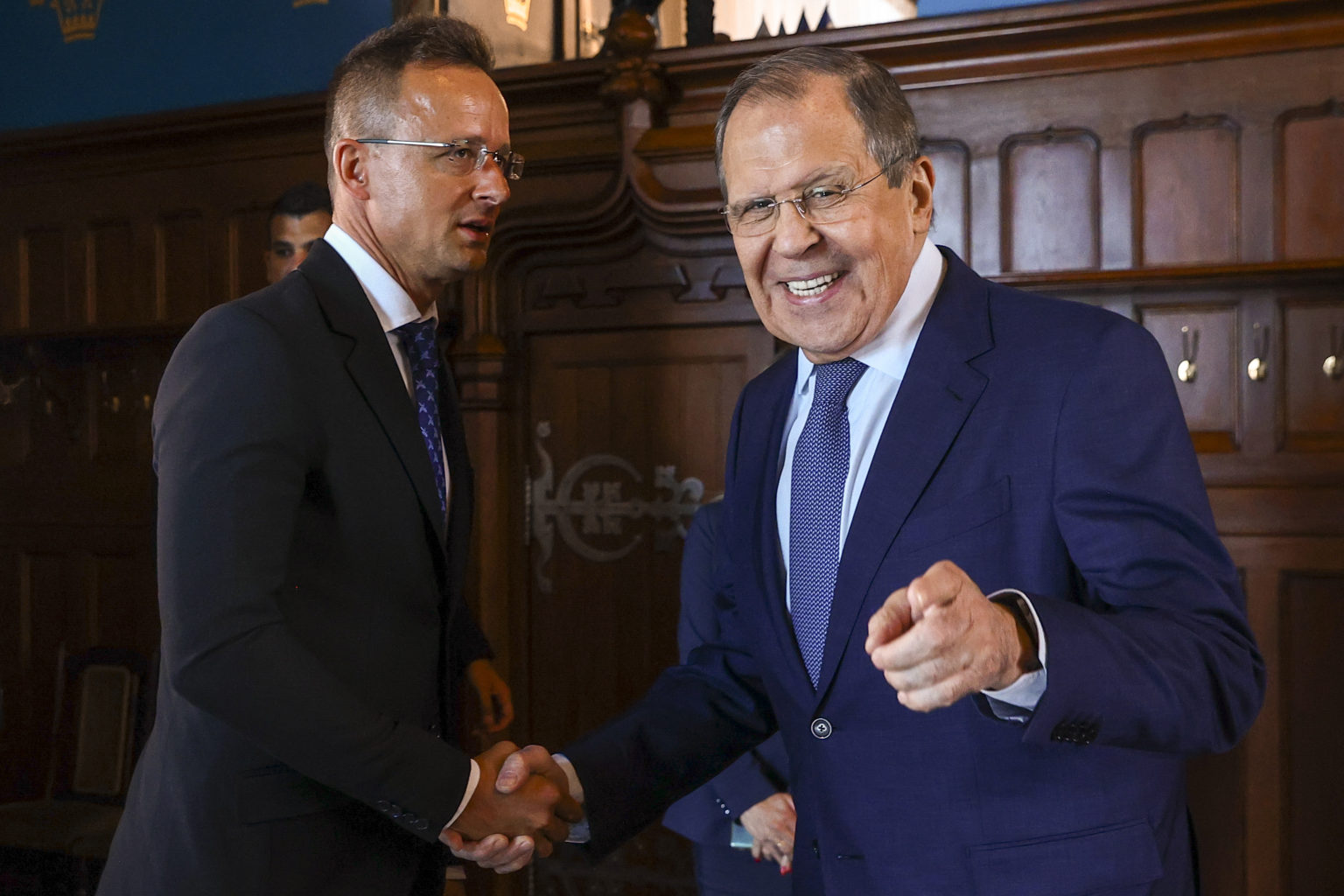Ruský minister zahraničných vecí Sergej Lavrov (vpravo) a šéf maďarskej diplomacie Péter Szijjártó sa zdravia počas stretnutia v Moskve vo štvrtok 21. júla 2022. Foto: TASR/AP