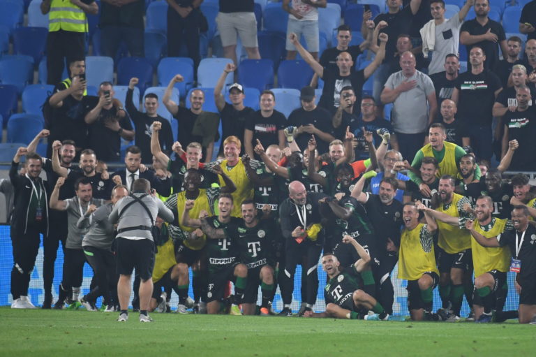 Futbalisti Ferencvárosu sa tešia po výhre 4:1 po odvetnom zápase 2. predkola Ligy majstrov ŠK Slovan Bratislava - Ferencváros Budapešť v Bratislave v stredu 27. júla 2022. 
Foto: TASR / Martin Baumann