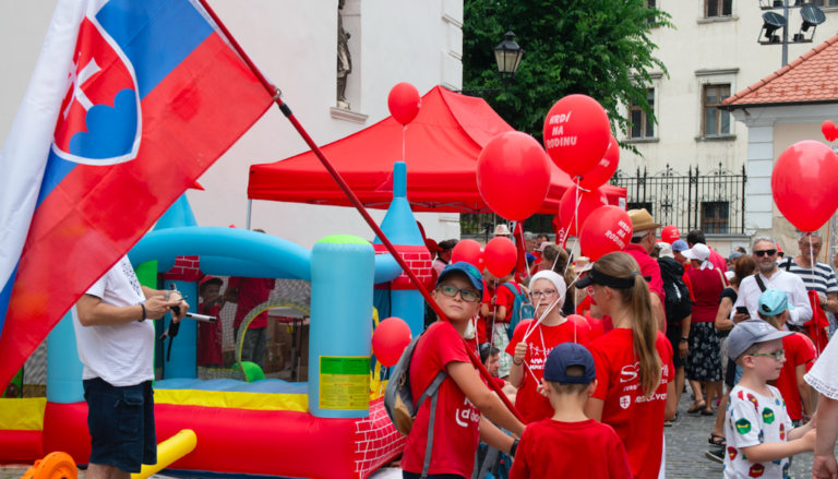 Pride verzus Hrdí na rodinu. Dúhový pochod mal opäť konkurenciu