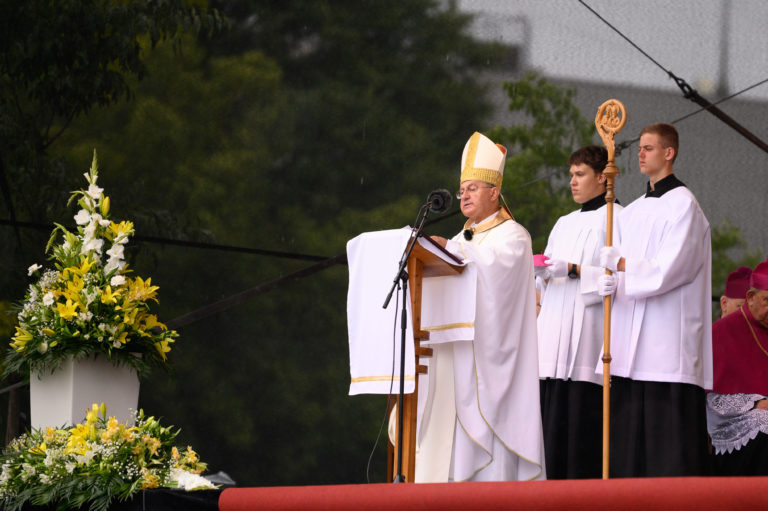 Stovky veriacich sa zišli v Nitre na celonárodnej Cyrilo-metodskej púti. Slávnostnú svätú omšu celebroval arcibiskup Bernard Bober. Foto: TASR/Henrich Mišovič      