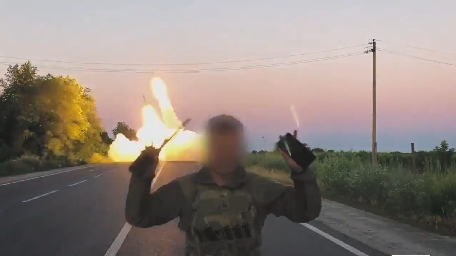 Ukrajinský vojak pri paľbe USA dodaných raketometov HIMARS. Foto: Twitter