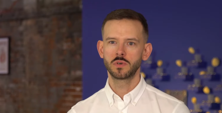 Sebastian Köhn v klipe Nadácie otvorenej spoločnosti. Foto: reprofoto YouTube