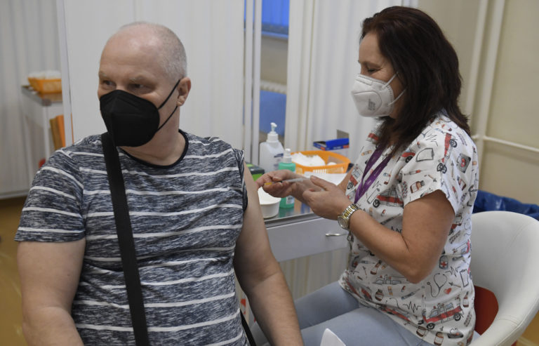 EMA opäť apeluje, aby sa ohrozené skupiny ľudí dali zaočkovať proti covidu