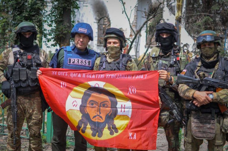 Ruskí vojaci na Ukrajine s vlajkou Ježiša Krista. Foto: Twitter