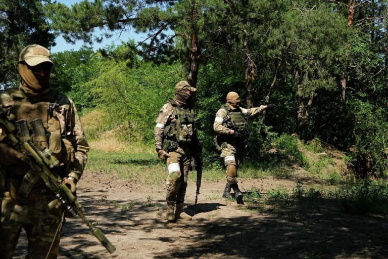 Rusko údajne plánuje útok na kľúčovú zásobovaciu trasu ukrajinských jednotiek