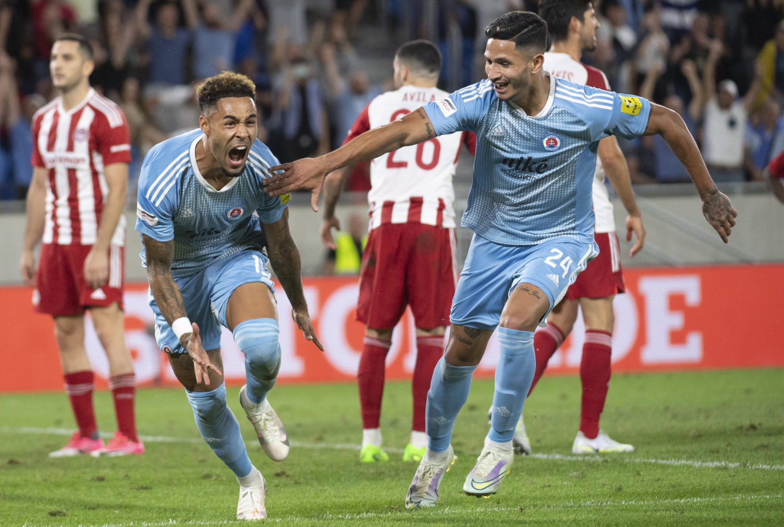 Hráči Slovana Bratislava sa tešia zo streleného gólu. Foto: Martin Baumann/TASR