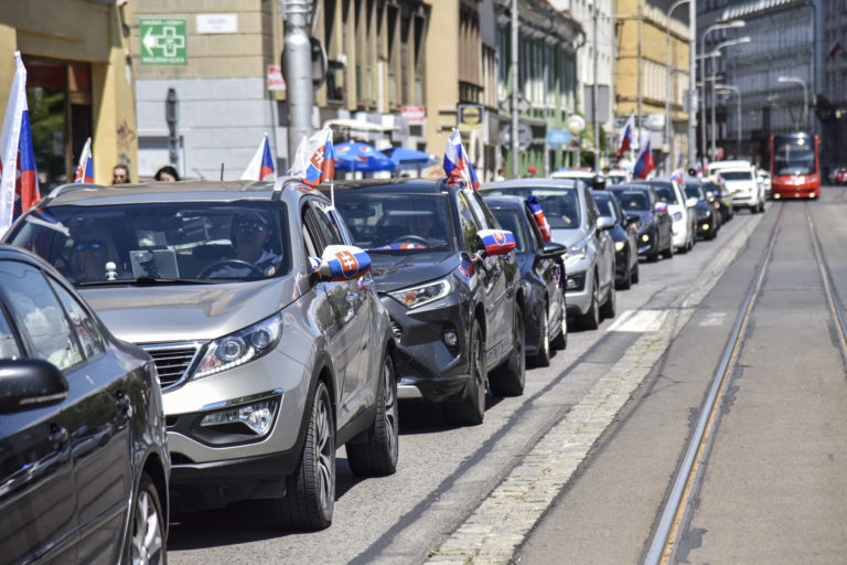 Nové poplatky za registráciu áut poslanci možno schválili v rozpore so zákonom, upozorňuje advokát