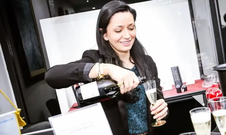 Tím vyšetrovateľov uviedol, že odhalil špiónku ruskej vojenskej spravodajskej agentúry GRU, ktorá strávila desaťročie vystupovaním v pozícii latinskoamerického dizajnéra šperkov a úzko komunikovala so zamestnancami veliteľstva Severoatlantickej aliancie v talianskom Neapole.

Žena menom Maria Adela Kuhfedt Riverová o sebe známym vravela ako o dcére nemeckého otca a peruánskej matky, ktorá sa narodila v meste Callao v Peru. V skutočnosti však bola kariérnou dôstojníčkou GRU pochádzajúcou z Ruska.

Odhalenie je prácou investigatívnej skupiny Bellingcat, ktorá spolupracovala s mnohými zvučnými médiami, akými sú nemecký Spiegel či talianska La Repubblica. Správu so zisteniami pred zverejnením obdržala aj redakcia britského denníka Guardian, ktorá text k téme publikovala v piatok.

Patrila medzi takzvaných ilegálov

Riverová, ktorej pravé meno nie je známe, bola typom špiónky, ktorú spravodajská komunita nazýva ilegálom. Ide o agenta hlbokého stupňa utajenia, ktorý bol vyškolený na to, aby sa v hostiteľskej krajine vydával za cudzinca. Ruské spravodajské služby využívali ilegálov už od raného sovietskeho obdobia. Niekedy zostávajú žiť vo svojich falošných identitách celé desaťročia.

Ruská špiónka sa podľa Guardianu najprv pohybovala medzi Rímom, Maltou a Parížom. V spomínanom Neapole, v domove veliteľstva spojeneckých síl NATO, sa usadila v roku 2013. V talianskom meste si založila butik s klenotmi a viedla aktívny spoločenský život.

Pri svojej práci sa jej podarilo nadviazať krátky románik so zamestnancom NATO, ktorý sa k vzťahu s ňou vyšetrovateľom priznal. Ďalšie kontakty zo sféry Aliancie mohla získať vďaka tomu, že prevzala úlohu v neapolskej pobočke medzinárodného Lions Clubu.

Pomohli bieloruskí opoziční hackeri

Christo Grozev, generálny riaditeľ a hlavný vyšetrovateľ Bellingcatu, v rozhovore uviedol, že prvýkrát našiel stopu špiónky GRU v čase, keď si prezeral uniknutú databázu z hraničných prechodov zaznamenanú bieloruskou pohraničnou strážou a poskytnutú skupinou tamojších opozičných hackerov.

Grozev hľadal čísla ruských pasov v intervaloch, o ktorých je známe, že ich používali pracovníci GRU, a našiel množstvo nájdených záznamov. Väčšina identifikovaných osôb mala ruské mená, ale jedno vyčnievalo: Maria Adela Kuhfeldt Riverová.

Nezvyčajná vec v jej prípade vraj bola tá, že cestovala na ruský pas, keďže ilegáli zvyčajne svoje spojenie s materskou krajinou maskujú. „Zdá sa, že predchádzajúci pokus vydávať Riverovú za peruánsku občianku zlyhal: v oficiálnom peruánskom dokumente z roku 2006 sa uvádza, že jej žiadosť o občianstvo bola zamietnutá ako podvodná,“ vysvetľuje britský denník.

Maria Adela Kuhfedt Riverová. Foto: Bellingcat
Bellingcat uviedol, že za touto falošnou osobou identifikoval reálnu ženu z Ruska na základe informácií a fotografií z rôznych databáz a výskumu z otvorených zdrojov.