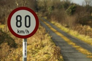 Francúzi odmietli plošnú 80-kilometrovú rýchlosť. Skoro polovica departmentov sa už vrátila k deväťdesiatke