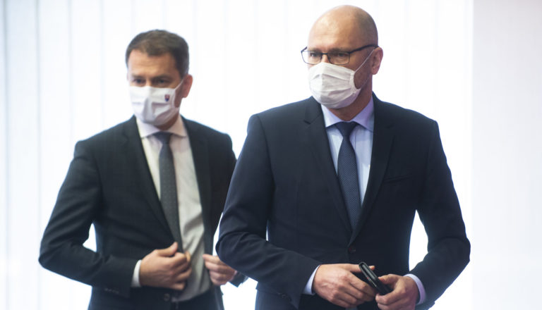 Matovič odkazuje Sulíkovi: Odlož hračky a napíš do piesku stokrát vetu. Som už veľký, klamať sa nepatrí