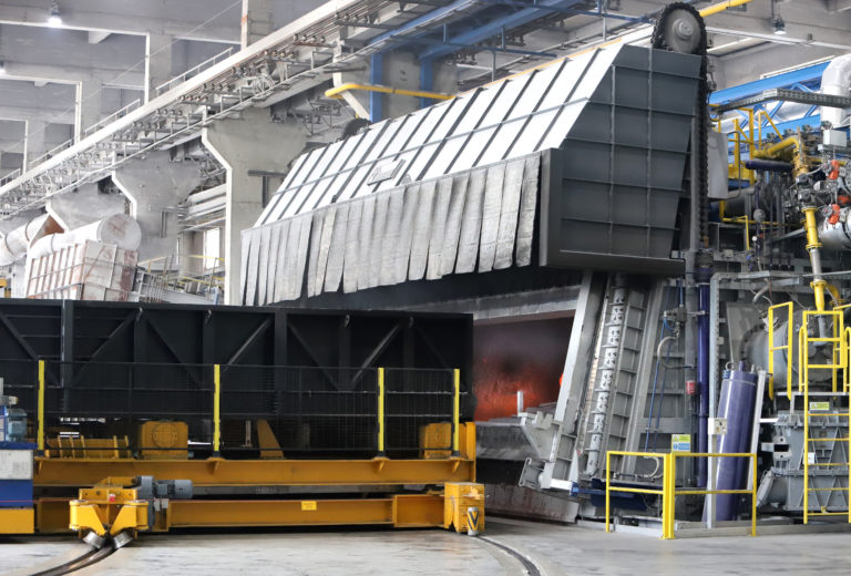 Slovalco definitívne odstavuje aj posledných desať pecí a viní vládu. Výroba hliníka končí po 70 rokoch