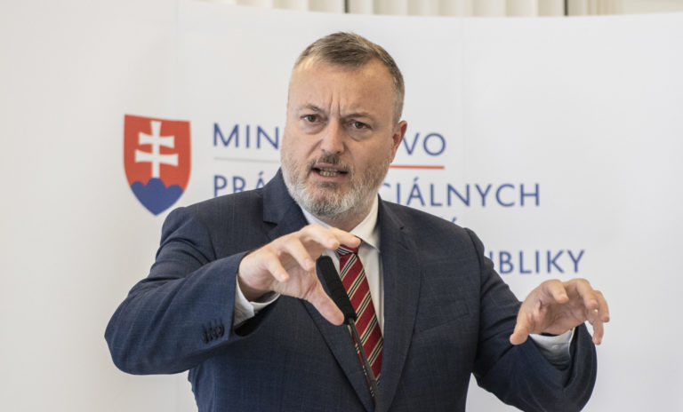 Zmeny v druhom pilieri môžu sporiteľom priniesť až o 64 percent viac úspor, avizuje rezort práce