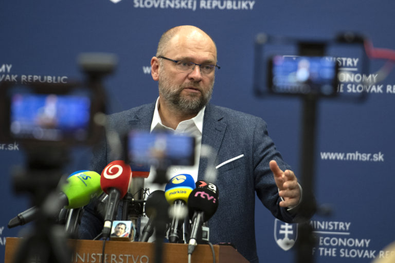 Dodávky ropy na Slovensko sú obnovené. Sulík tvrdí, že chybu urobila banka