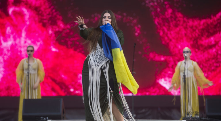 Ukrajinská reperka na budapeštianskom Szigete roztrhala fotku Putina s Orbánom