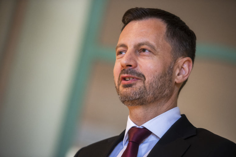 Premiér Eduard Heger sa zúčastní na Pochode za odsúdenie nenávisti voči LGBTI komunite