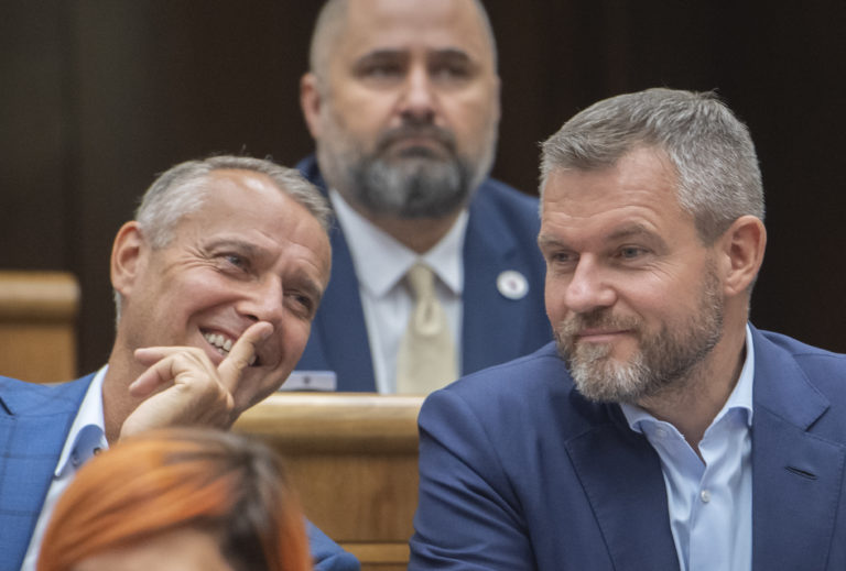 Strana Hlas-SD spúšťa národnú petíciu za zmenu, ktorá nesie názov Dostaňme Slovensko na správnu cestu