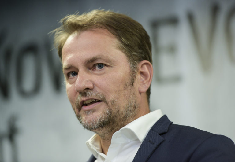 Som hetero, vštepujme deťom ideály, reaguje Matovič na výzvu moderátora TA3, ktorý sa prihlásil k LGBT