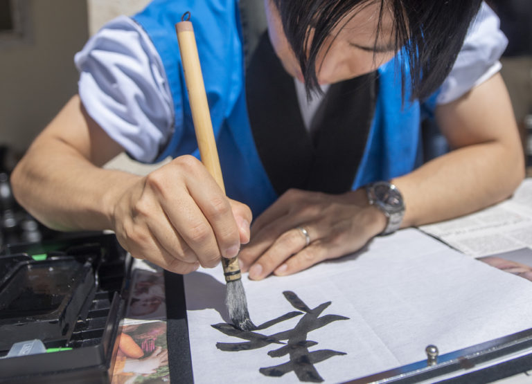 Ako povzbudiť mladých Japoncov, aby pili viac alkoholu? Vláda spúšťa kampaň