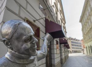 Ruky bozkávam. Bratislavská legenda úctivosti Schöne Náci sa narodil pred 125 rokmi