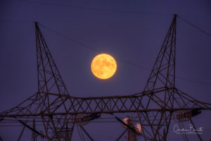 Ceny elektriny v Európe prekonávajú magickú hranicu tisíc eur za MWh. Von der Leyenová bije na poplach