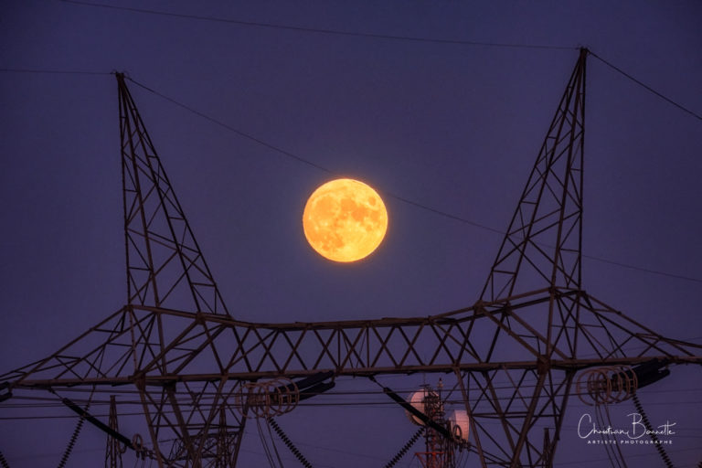 Ceny elektriny v Európe prekonávajú magickú hranicu tisíc eur za MWh. Von der Leyenová bije na poplach