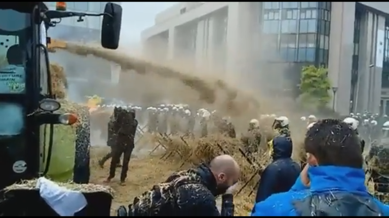 Protestujúci farmári v Holandsku pritvrdili. Polícia zatkla vyše stovku z nich