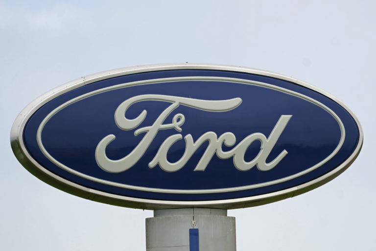 Na archívnej snímke z 27. júla 2021 logo americkej automobilky Ford stojí pri predajni Country Ford v meste Graham v americkom štáte Severná Karolína. Foto: TASR/AP