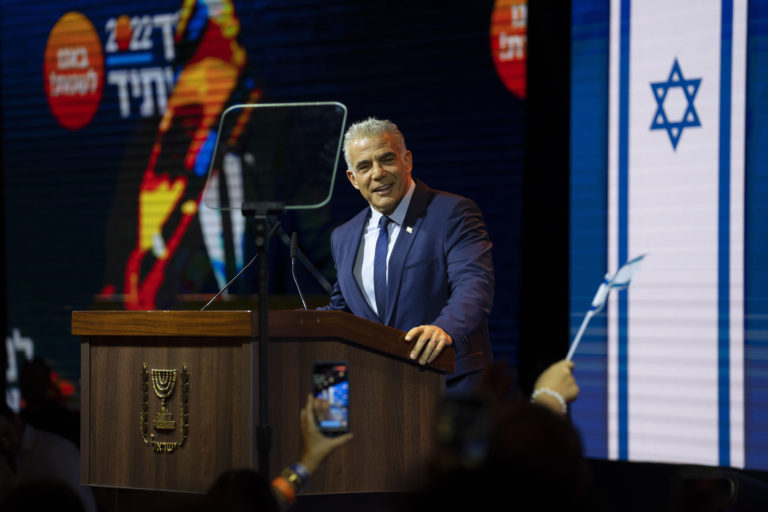 Izraelský premiér Lapid priznal porážku  v predčasných voľbách