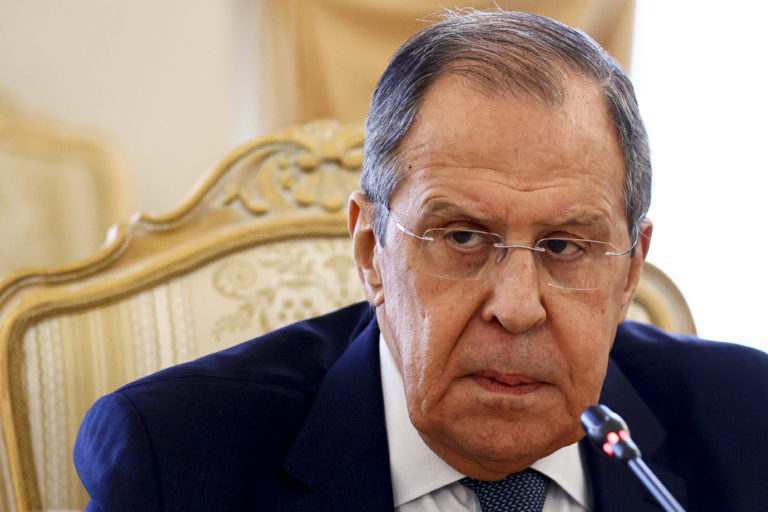 Lavrov: Povoliť Ukrajine zasiahnuť hlboko do ruského územia bude priamou vojnou NATO a Ruska