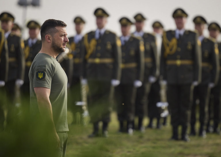 Volodymyr Zelenskyj stojí pred vojakmi v Kyjeve. Foto: TASR/AP  