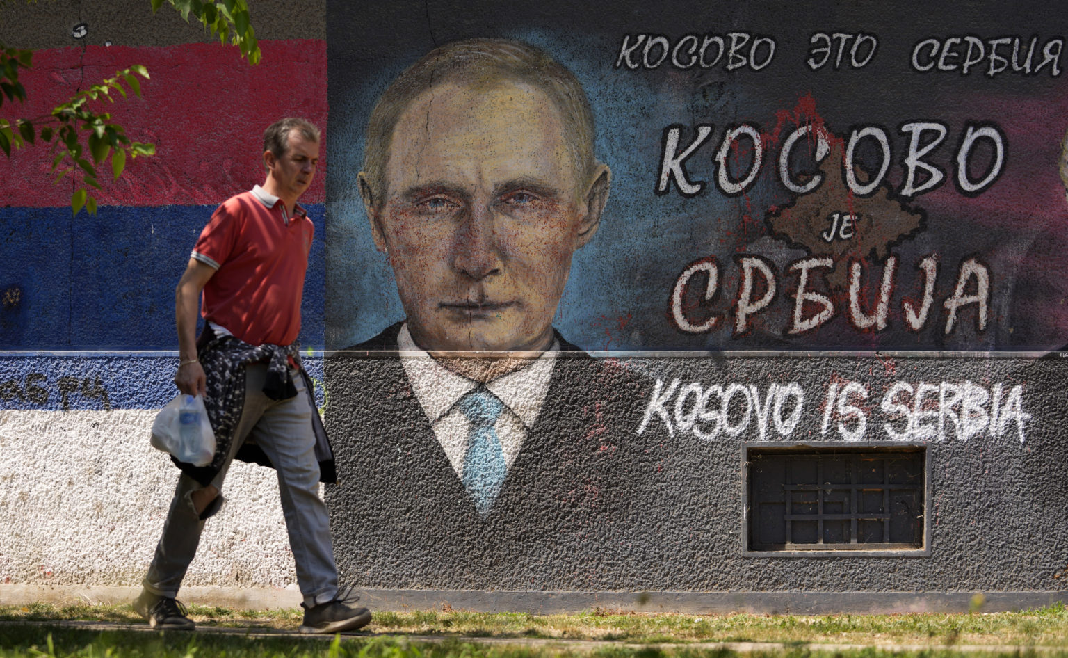 Graffiti zobrazujúce ruského prezidenta Vladimira Putina: "Kosovo je Srbsko", 1. augusta 2022 v Belehrade.
Foto: TASR/AP