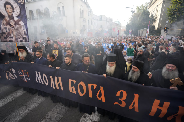 Srbské mestá opäť zažili potýčky protestujúcich s políciou