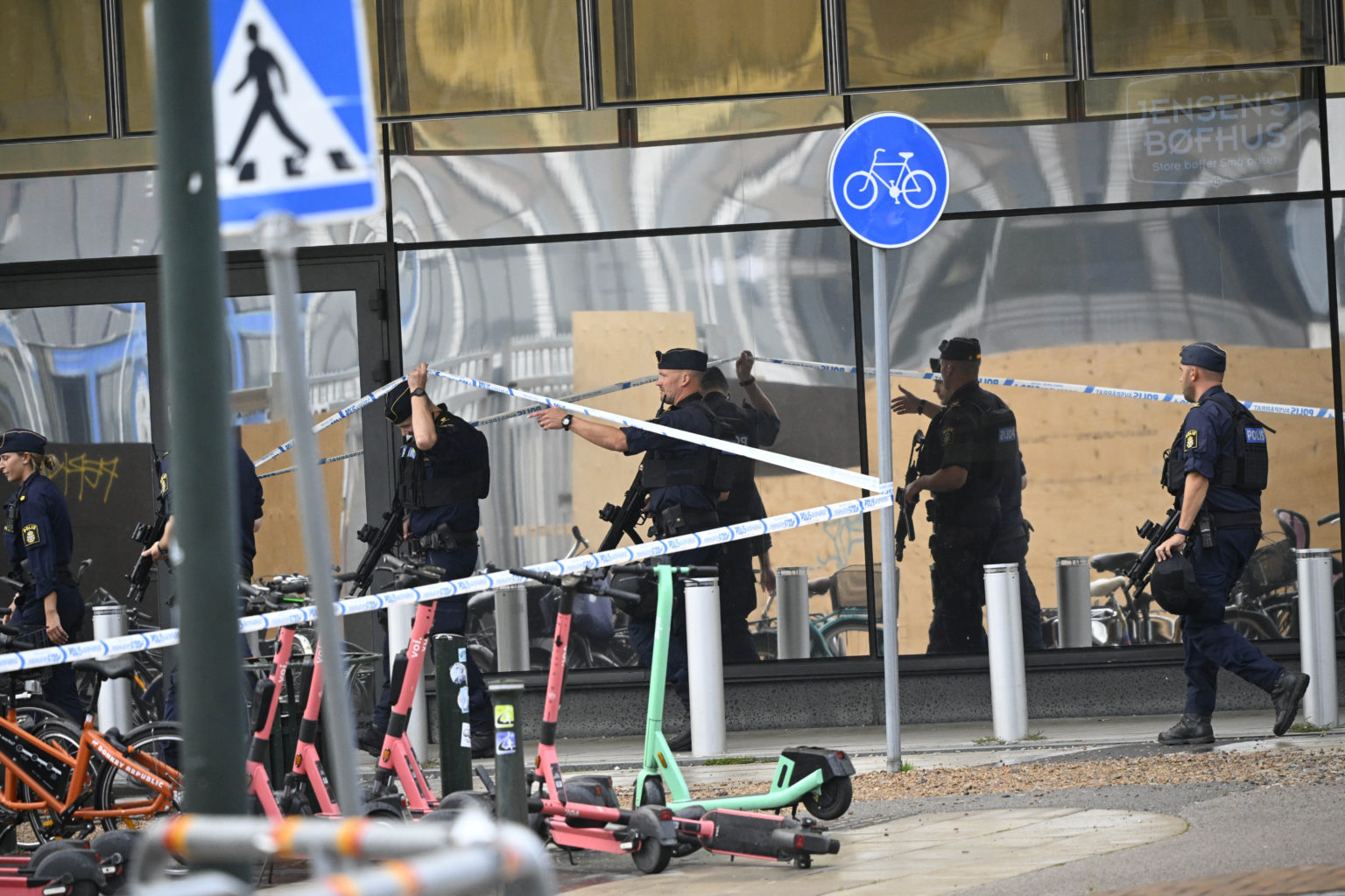 Policajti prichádzajú pred nákupné centrum Emporia, kde došlo k streľbe v meste Malmö na juhu Švédska v piatok 19. augusta 2022. 
Foto: TASR/AP  