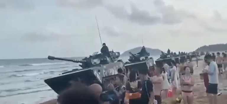 Čínska armáda na pláži v provincii Fu-ťien. Foto: Twitter