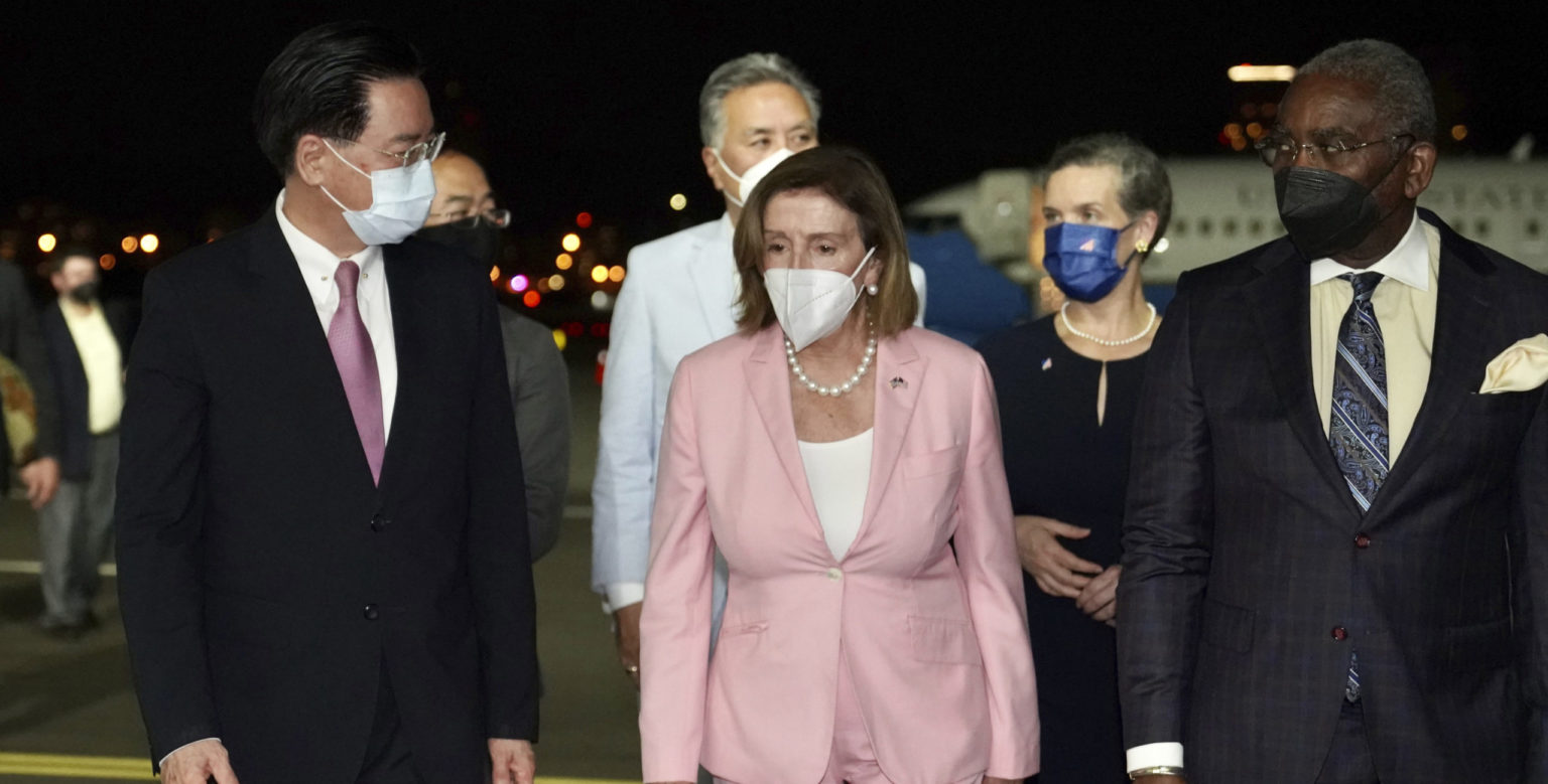 Predsedníčka americkej Snemovne reprezentantov Nancy Pelosiová (tretia sprava) a taiwanský minister zahraničných vecí Joseph Wu (prvý zľava). Foto: TASR/AP 