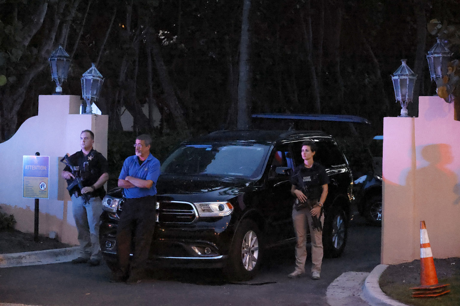 Agenti FBI stoja pred floridským sídlom Mar-a-Lago bývalého amerického prezidenta Donalda Trumpa v Palm Beach na Floride. Foto: TASR/AP 