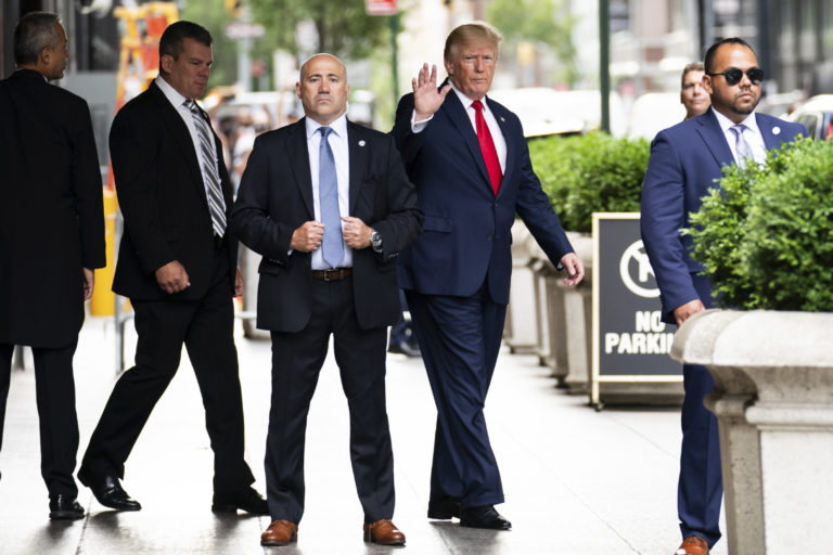 Bývalý prezident USA Donald Trump máva počas odchodu z Trump Tower 10. augusta 2022 v New Yorku. Foto: TASR/AP