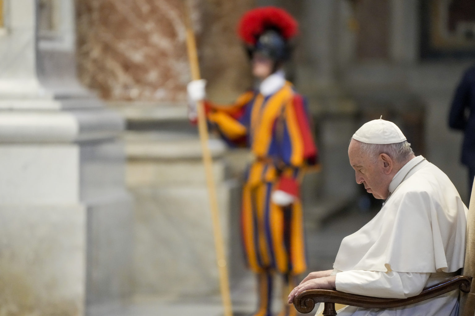Pápež František predsedá pohrebnej omši za zosnulého slovenského kardinála Jozefa Tomka v Bazilike sv. Petra vo Vatikáne vo štvrtok 11. augusta 2022. Foto: TASR/AP