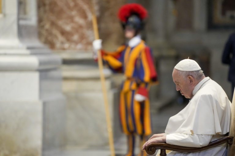Pápež František predsedá pohrebnej omši za zosnulého slovenského kardinála Jozefa Tomka v Bazilike sv. Petra vo Vatikáne. Foto: TASR/AP       