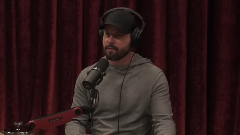 Seth Dillon v podcaste Joea Rogana. Reprofoto: Live Action/You Tube
