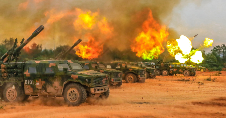 Rad húfnic čínskej armády namontovaných na vozidlách počas cvičenia ostrej streľby 16. júna 2022. Foto: China Military