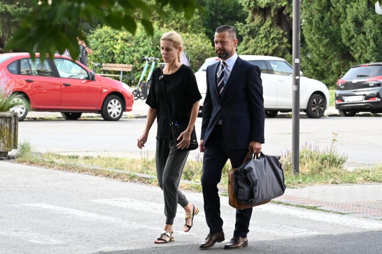 Monika Jankovská prichádza s Petrom Erdösom.
