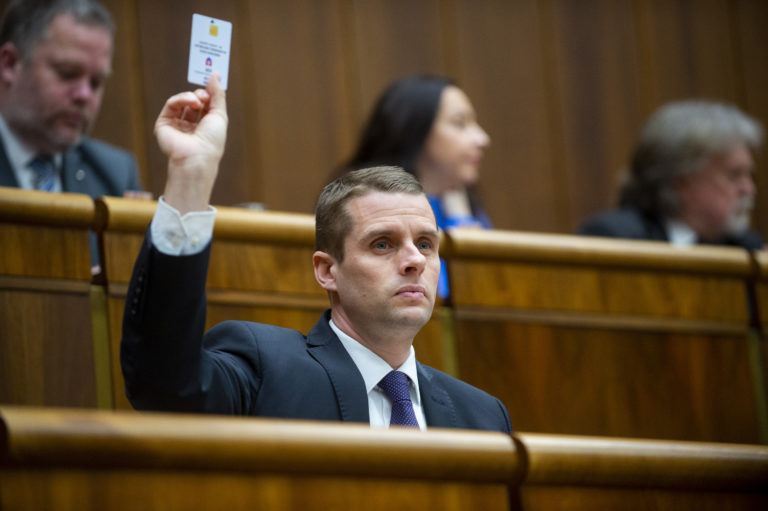 Klus: Neviem si predstaviť pôsobenie v inej strane. Predčasné voľby by mohli ovládnuť temné sily