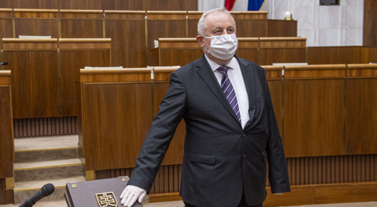 Na snímke Igor Hus (OĽaNO) skladá poslanecký sľub počas ustanovujúcej schôdze Národnej rady Slovenskej republiky VIII. volebného obdobia 20. marca 2020 v Bratislave. Foto: Michal Svítok/TASR