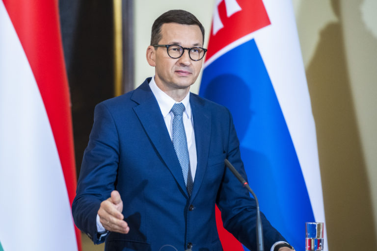 Na snímke poľský premiér Mateusz Morawiecki počas tlačovej konferencie po stretnutí premiérov V4 + Slovinsko v Ľubľane 9. júla 2021. Foto: TASR/AP