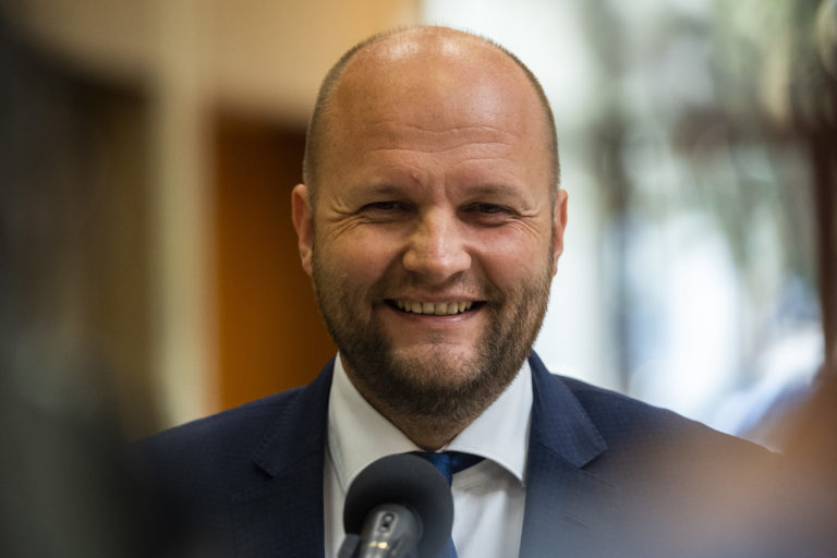 Máme blokujúcich 60 hlasov, aby neprešla novela ústavy a predčasné voľby, pohrozil Naď